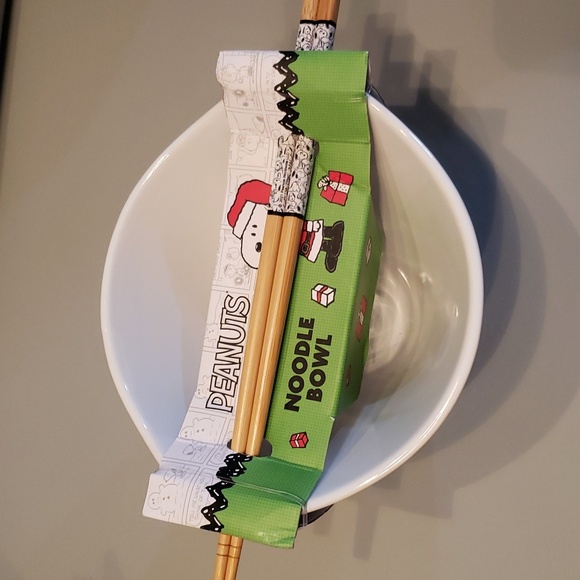 Peanuts Snoopy Noodle Ramen Bowl Ceramic w/ Chopsticks NWT - Picture 3 of 5